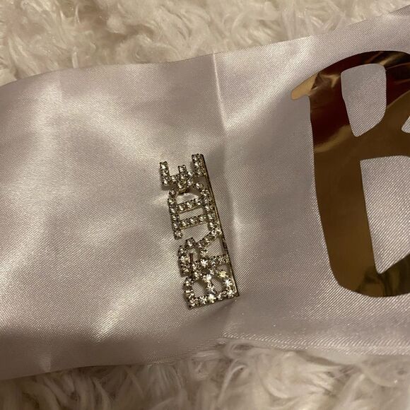 Bride To Be White Sash w/ Bride Pin - Picture 2 of 3